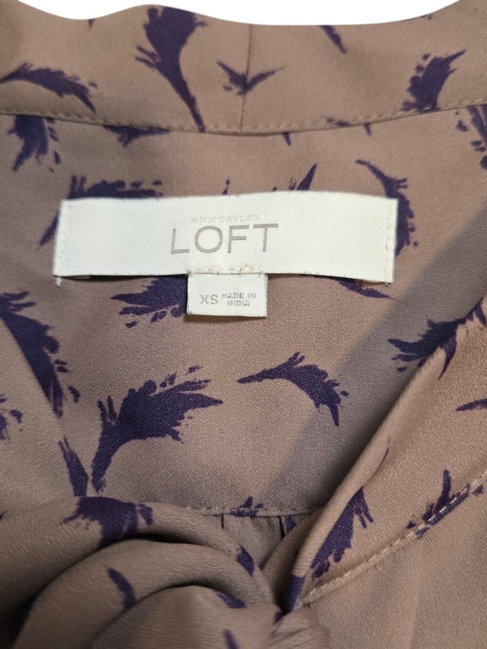 Loft Women’s Brown Sleeveless Button Up Purple Feather Pattern Tie Neck BlouseXS - Picture 11 of 12